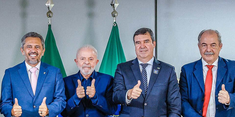 Governador Eduardo Riedel e presidente Lula durante reunião institucional no Palácio do Planalto em setembro de 2024, com outras autoridades