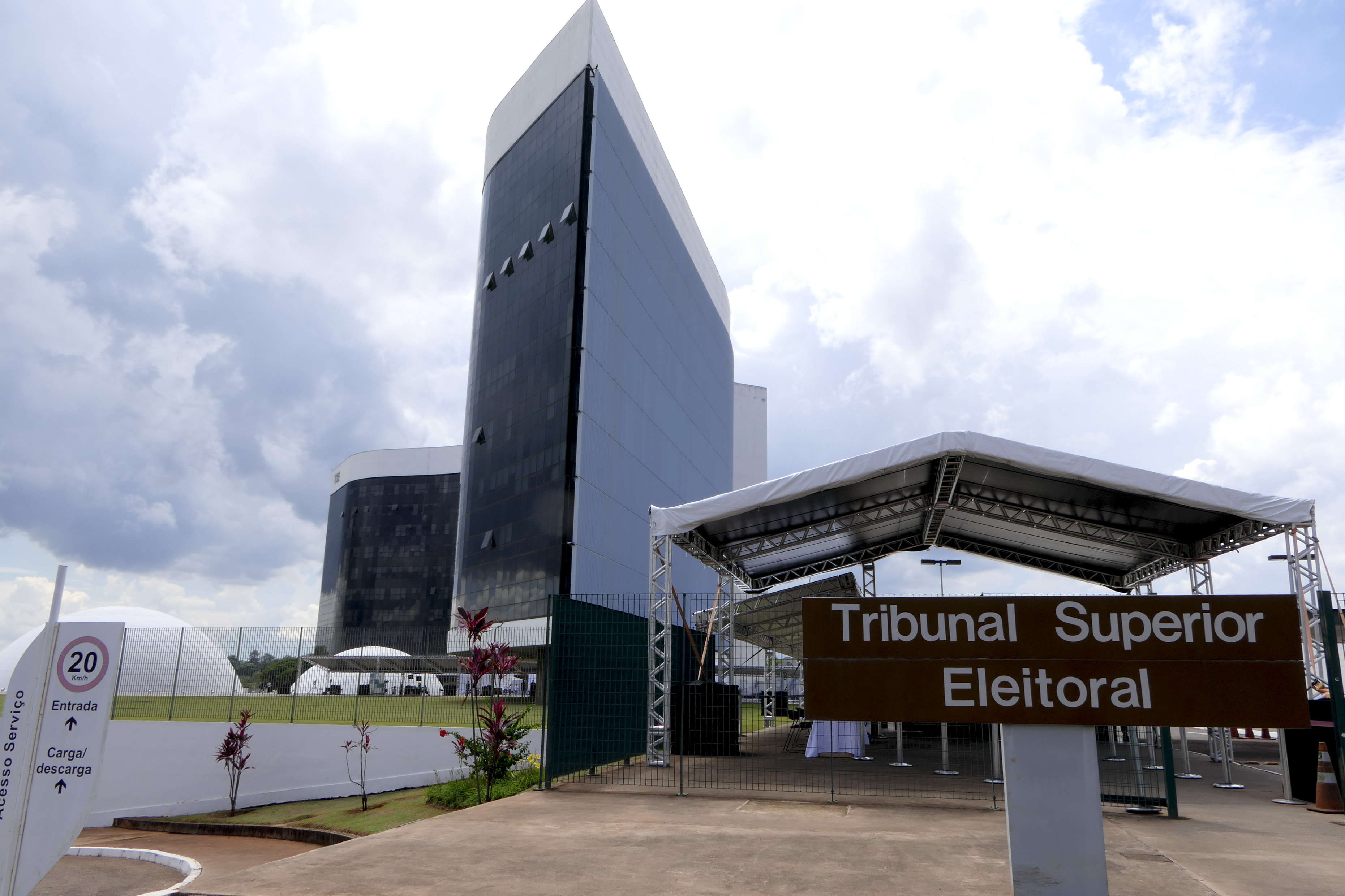 Fotografia real da fachada do Tribunal Superior Eleitoral em Brasília, registrada em 2020