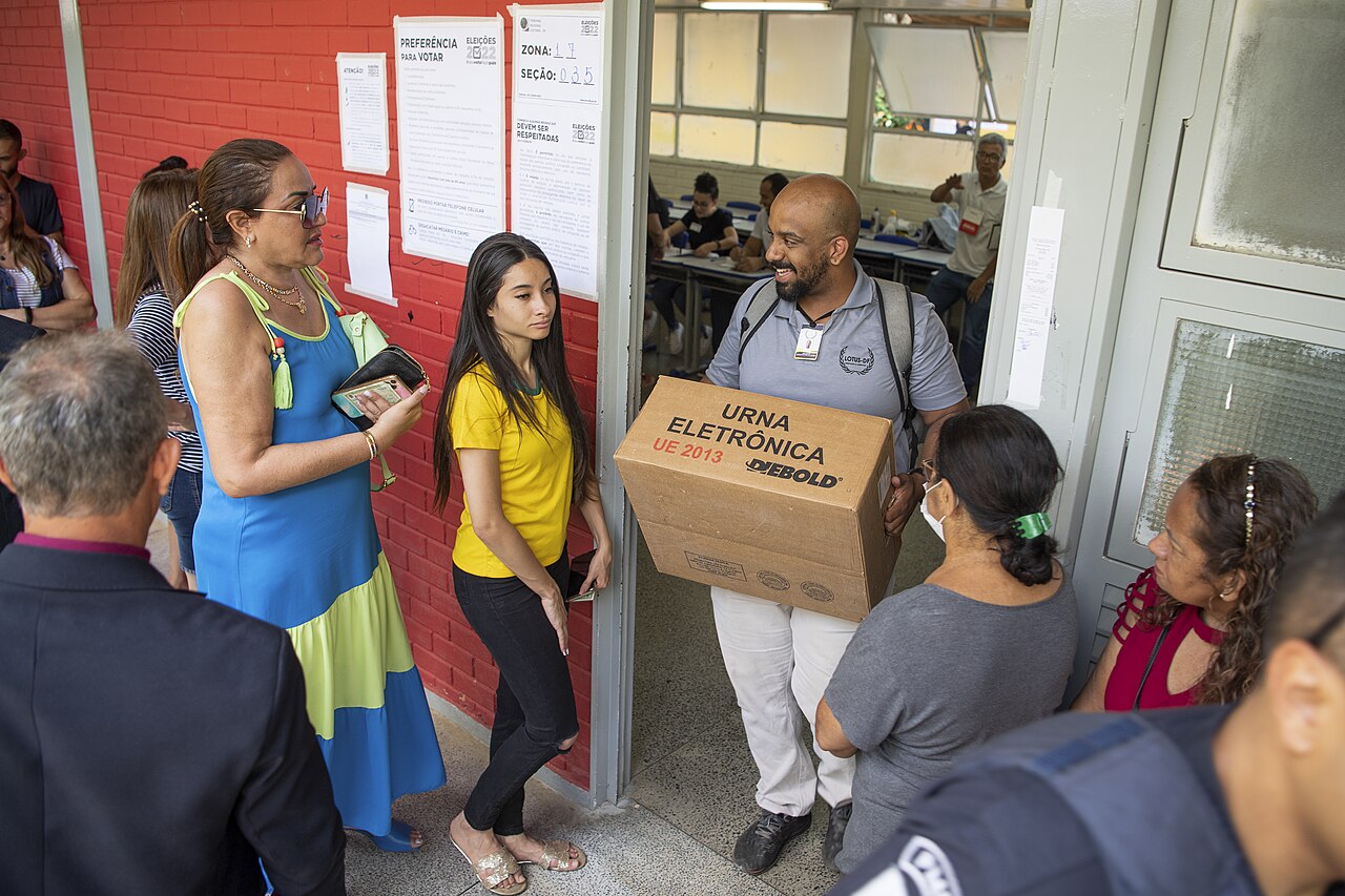 Servidor transporta uma urna eletrônica em local de votação no segundo turno de 2022, no Distrito Federal. Foto de arquivo.